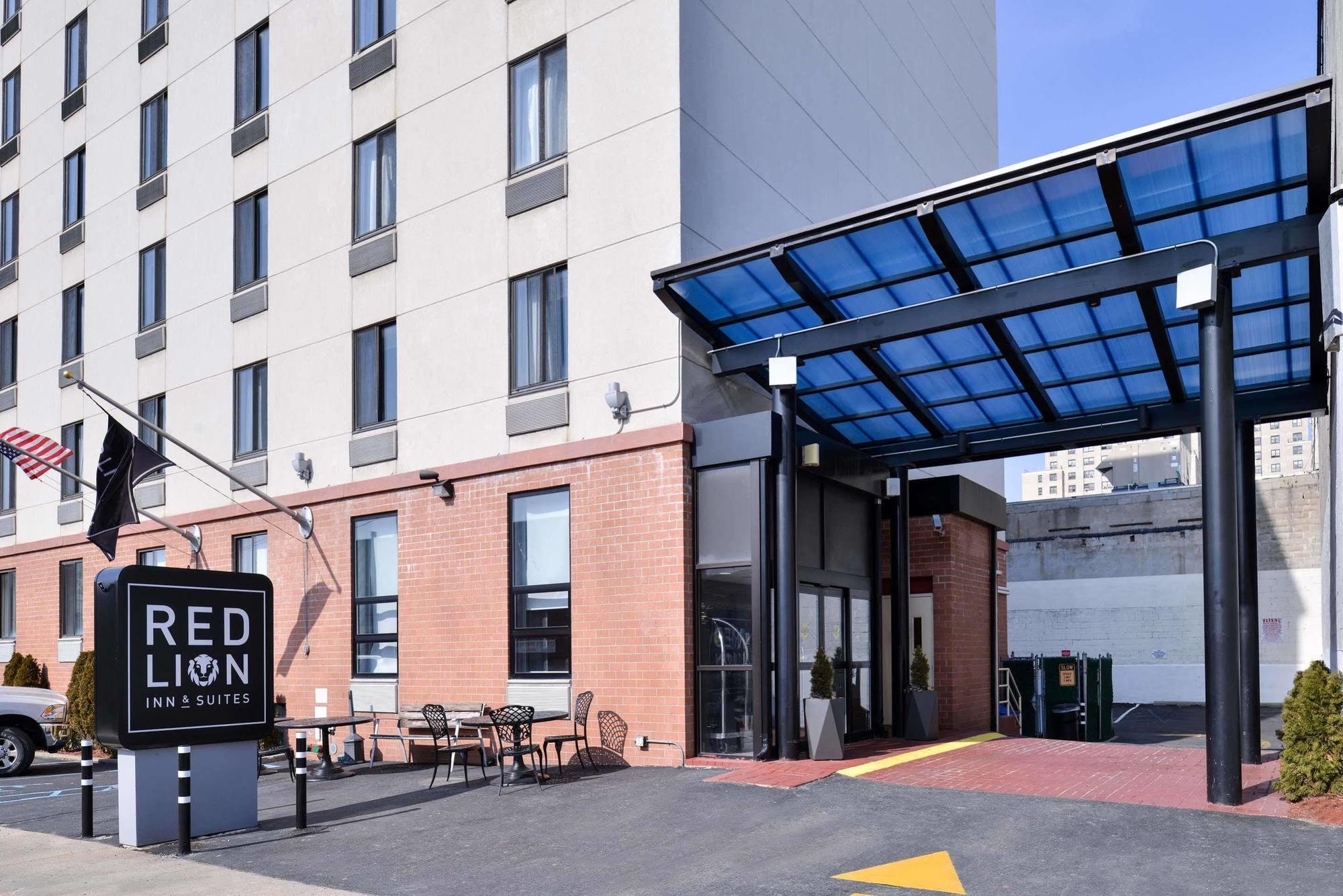 Red Lion Inn And Suites Brooklyn New York Exterior photo